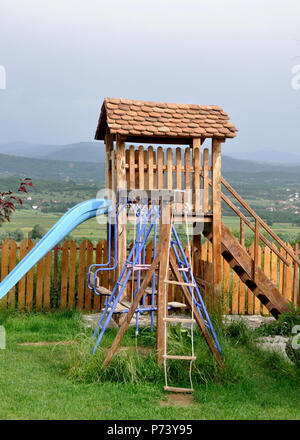 Kinderspielplatz für Kinder in ländlichen Gebieten Stockfoto