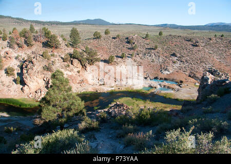 Schöne kleine Hot Creek östlich von Mammoth Lakes Renditen viele Regenbogen- und Bachforelle. Das heiße Wasser geologische Seite ist dargestellt. Stockfoto