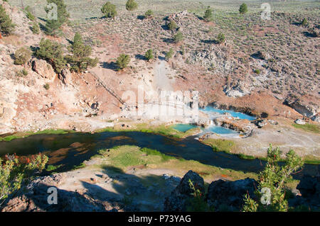 Schöne kleine Hot Creek östlich von Mammoth Lakes Renditen viele Regenbogen- und Bachforelle. Das heiße Wasser Geologische Website angezeigt wird. Stockfoto