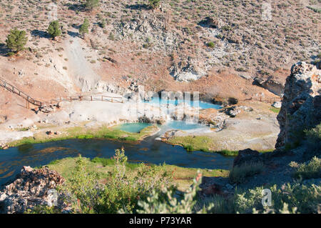 Schöne kleine Hot Creek östlich von Mammoth Lakes Renditen viele Regenbogen- und Bachforelle. Das heiße Wasser Geologische Website angezeigt wird. Stockfoto