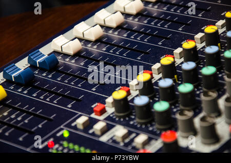 Mixer ist ein Team, das für die Steuerung des Audio verantwortlich ist. Stockfoto