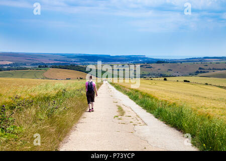 Ein einsamer Wanderer auf der South Downs Way in South Downs National Park, Großbritannien Stockfoto