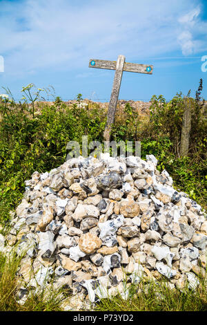 Meridian Line Schild zeigt die Position der Meridian von Greenwich auf dem South Downs Way Trail, South Downs National Park, Großbritannien Stockfoto