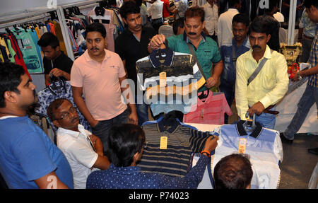 Kolkata, Indien. 03 Juli, 2018. Östlichen Indien Kleid Hersteller Föderation Sekretär Freude Verma, Vice President Raj Duggar, Präsident Alok Mehr und Ex-Präsident Biram Prakash Sultania an? Indien Kleid Expo 2018?. Credit: Saikat Paul/Pacific Press/Alamy leben Nachrichten Stockfoto