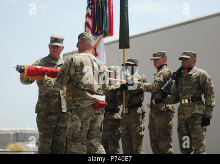 Lt.Col Bruce Bredlow und Command Sgt. Maj. Neil Sartain, Team der 2.Bataillon, 43 Air Defense Artillery Regiment, uncase Farben der Einheit, wie Sie übernehmen das Kommando Behörde 12. Mai 2017 im Südwesten Asien. Die 2-43 1-43 ADA ADA folgt, die Rückkehr nach El Paso, TX. ( Stockfoto