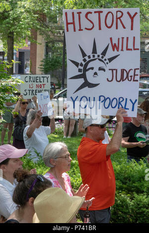 KEENE, NEW HAMPSHIRE/USA - 30. Juni 2018: Demonstranten halten Schilder auf einer Kundgebung gegen die Einwanderungspolitik der Trumpf-Verwaltung. Stockfoto