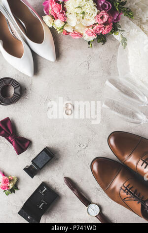 Blick von oben auf die Hochzeit Zubehör auf die graue Oberfläche Stockfoto