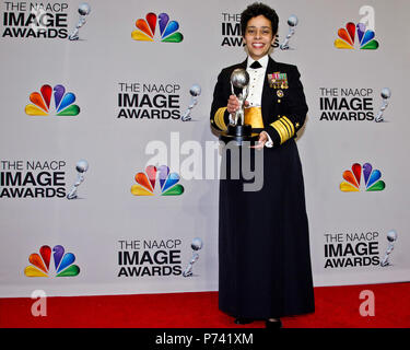 LOS ANGELES (Feb 1, 2013) Vice Adm. Michelle Howard, der stellvertretende Kommandeur der US-Flotte Kräfte, stellt für die Presse nach Erhalt den Chairman's Award. Die Auszeichnung wird für besondere Leistungen verliehen und Distinguished Service public. Vergangenheit honorees gehören US Surgeon General Dr. Regina Benjamin, der ehemalige Vizepräsident Al Gore und dann - Senator Barack Obama. Stockfoto