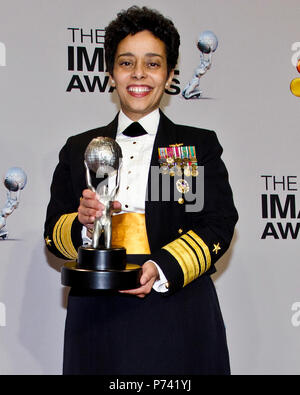 LOS ANGELES (Feb 1, 2013) Vice Adm. Michelle Howard, der stellvertretende Kommandeur der US-Flotte Kräfte, stellt für die Presse nach Erhalt den Chairman's Award. Die Auszeichnung wird für besondere Leistungen verliehen und Distinguished Service public. Vergangenheit honorees gehören US Surgeon General Dr. Regina Benjamin, der ehemalige Vizepräsident Al Gore und dann - Senator Barack Obama. Stockfoto