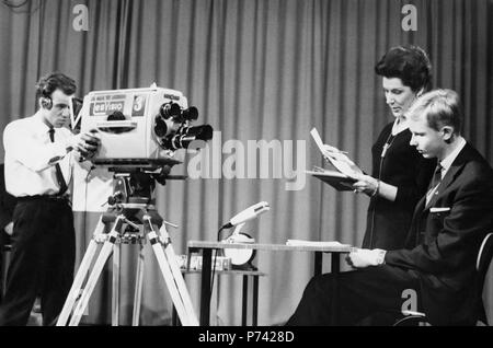 Tesvisio, 1957-1965, der erste Fernsehsender in Finnland. Game Show. Kameramann Pehr Snellman, Moderatorin Frau Kirsti Rautiainen und Konkurrenten, junge Erkki Tuomioja. Der 16-jährige Erkki Tuomioja gewann das Spiel in 1963. Herr Tuomioja wurde später ein prominenter Politiker und Minister. Tesvisio. "Skulpturähnliche tai kuitti' - tietokilpailu. Kuvaaja Pehr Snellman, kilpailun vetäjä Kirsti Rautiainen ja kilpailija Erkki Tuomioja. Stockfoto