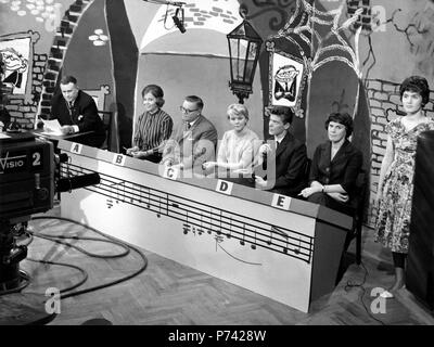 Tesvisio, 1957-1965, der erste Fernsehsender in Finnland. Musik Programm 'Jury'. Moderator Jaakko Jahnukainen, Jury: Margareta Muthreich, Mauno Maunola, Eeva Kaste, Jopi Eräkare, unbekannte Jury Mitglied und ein Assistent Mädchen. Tesvisio. 'Levyraati' - ohjelman kuvaukset. Jaakko Juontaja jäsen Jahnukainen, A, Margareta Muthreich, jäsen B Mauno Maunola (Maukka Maunola), jäsen C Eeva Kaste, jäsen D Jopi, Eräkare jäsen E auf tunnistamaton numerotyttö henkilö ja. Stockfoto