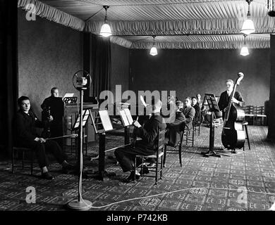 Die finnische Rundfunk Radio Orchestra 1927 Spielen an der Aleksanterinkatu Studio. Stockfoto