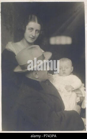 3 Alojz Gradnik s soprogo in dojenčkom v naročju 1920-30 Stockfoto