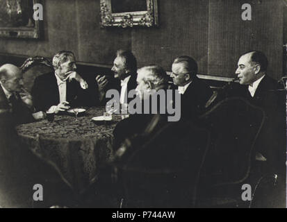 Englisch: Berlin Group wie Max Planck, Albert Einstein, Ramsay MacDonald Juli 1931 Silbergelatineabzug credit, "Glücks"-Magazin und Datumsstempel, vielfältig in unbekannte Hände in Bleistift beschriftet auf der Rückseite. 1931 7 Berliner Gruppe wie Albert Einstein Stockfoto