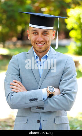 Glücklich Graduateing Student Graduation Hut Stockfoto