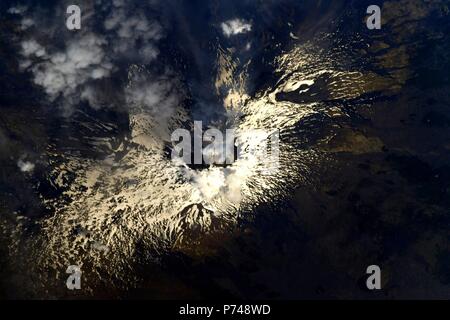 Blick von der Internationalen Raumstation der schwelende Kessel des Ätna auf der Insel Sizilien Italien Mai 4, 2018 in der Erdumlaufbahn. Stockfoto