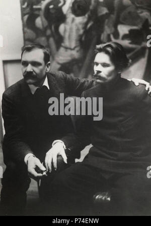 Axel Gallén hielt seine Hand auf die Schulter im Maxim Gorki studio Pirtti Gallén in Helsinki, 1905 Stockfoto