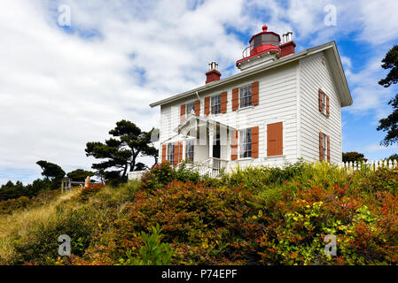 Yaquina Bay Lighthouse, Vorder- und Seitenansicht, Newport, Oregon Stockfoto