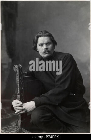 Portrait von Maxim Gorki im Sessel sitzt in einem dunklen Shirt. Stockfoto