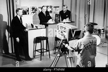 Tesvisio 1957-1965, der erste Fernsehsender in Finnland. Music Show für jugendliche Publikum. Moderator Antti Einiö in der Tesvisio studio Tesvisio 1957-1965, der erste Fernsehsender in Finnland. Music Show für jugendliche Publikum. Moderator Antti Einiö auf der linken Seite, Musik Produzenten und Komponisten Jaakko Salo in der Mitte. Antti Einiö juontamassa Tesvision Ratakadun Nuorten tanssihetki studiolla', 'ohjelmaa keskellä auf Jaakko Salo. Stockfoto