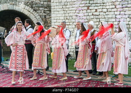 Berat, Albanien - 29. September 2016: Menschen tragen Tracht tanzen in der traditionellen Musik Festival in Berat Schloss in Albanien Stockfoto