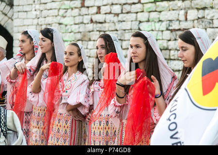 Berat, Albanien - 29. September 2016: Menschen tragen Tracht tanzen in der traditionellen Musik Festival in Berat Schloss in Albanien Stockfoto