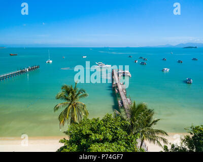 Luftbild der Bucht von Bang Rak und Pier am Meer, Koh Samui, Thailand Stockfoto