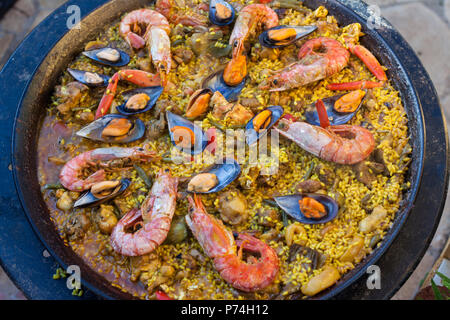 Traditionelle spanische Paella mit Fisch und Huhn in einer Pfanne Stockfoto