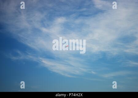 Kleine Gleitschirm fliegen in den blauen Himmel. Stockfoto