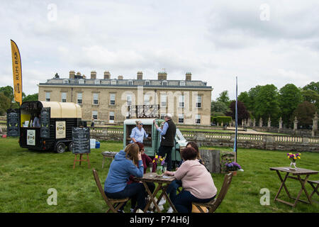 Food and Drink Festival Althorp Northamptonshire Earl Spencer spricht mit dem Stallhalter im Garten Rum Shop Schnapsgetränke Schilder grün Grasstühle Stockfoto