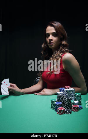 Hübsche junge Frau spielen auf grünen Tisch Stockfoto