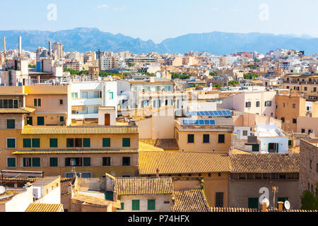 Blick über die Dächer von Palma de Mallorca mit den Bergen im Hintergrund von der Terrasse der Kathedrale Santa Maria von Palma, auch bekannt Stockfoto