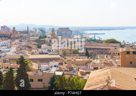 Blick über die Dächer von Palma de Mallorca mit dem Meer im Hintergrund von der Terrasse der Kathedrale Santa Maria von Palma, auch bekannt als La Stockfoto