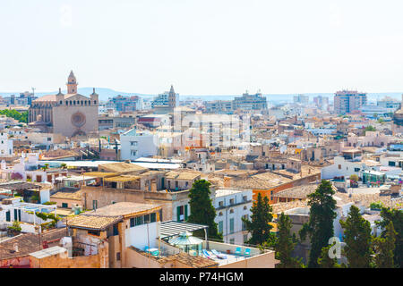 Blick über die Dächer von Palma de Mallorca mit den Bergen im Hintergrund von der Terrasse der Kathedrale Santa Maria von Palma, auch bekannt Stockfoto