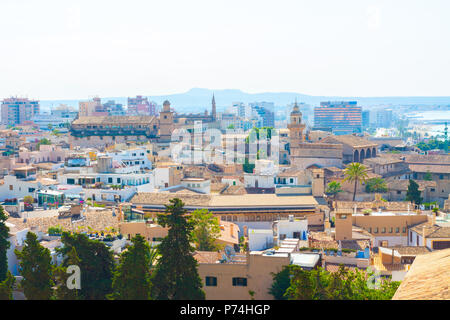 Blick über die Dächer von Palma de Mallorca mit dem Meer und den Bergen im Hintergrund von der Terrasse der Kathedrale Santa Maria von Palma Stockfoto