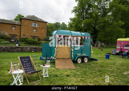 Essen und Trinken Festival Althorp Northamptonshire Pferdekastenrampen Flaggen Steinbau Kreidebrettbäume Holz altes Gebäude Sandstein Northamptonn Stockfoto