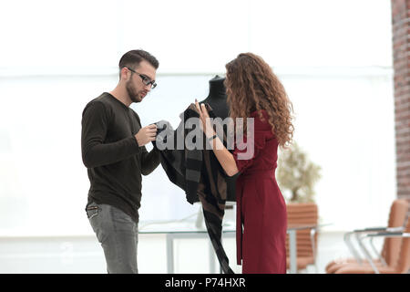 Designer Kleidung im Studio arbeitet. Stockfoto