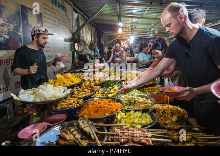 LUANG PRABANG, LAOS - 28. Juni 2018 - Die Menschen genießen Sie Speisen aus der vegetarischen Buffet in Luang Prabang Night Market am Juni 28, 2018 i Stockfoto