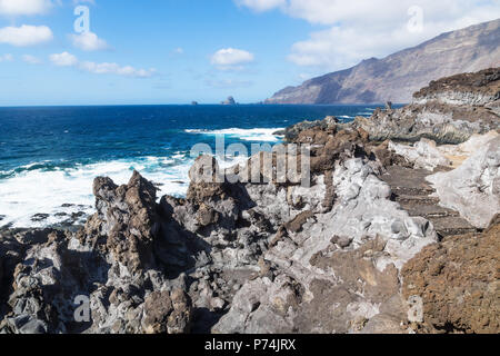 Blick über die Klippen auf den blauen Ozean in Frontera, El Golfo, El Hierro, Kanarische Inseln, Spanien Stockfoto