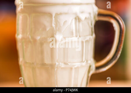 Detailansicht frischen Kefir probiotik Getränk entstand aus überfüllten leere Glas am Küchentisch. Stockfoto