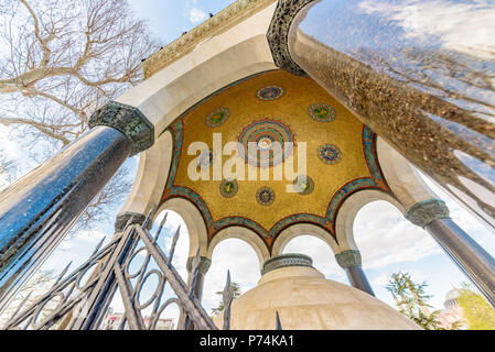 Der Deutsche Brunnen ist ein Pavillon gestaltete Brunnen in der nördlichen Ende der alten Hippodrom (Sultanahmet Square), Istanbul, Türkei. Stockfoto