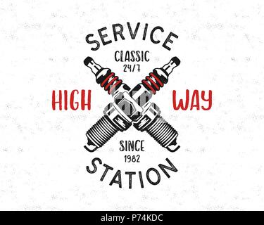 Service Station emblem Design. Classic Garage Logo im Retro-Stil mit monochromen Plug und Typografie High Way Funken. Mechaniker Abzeichen. Gut für T-Stück. Vektor isoliert auf weißem Stock Vektor