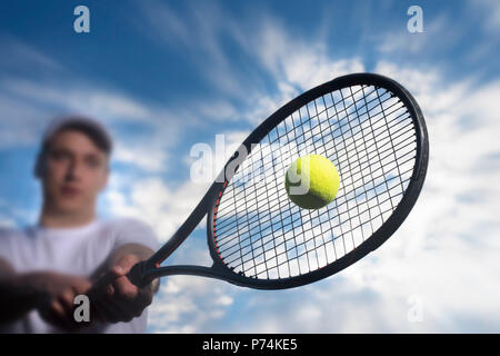 Tennis Player schlagen den Ball mit der Rückhand Stockfoto