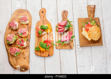 Mini Sandwiches essen. Brushetta oder authentische traditionelle spanische Tapas zum Mittag- Tabelle. Leckerer Snack, Vorspeise, auf Party oder Picknick zeit Antipasti. Ansicht von oben Stockfoto