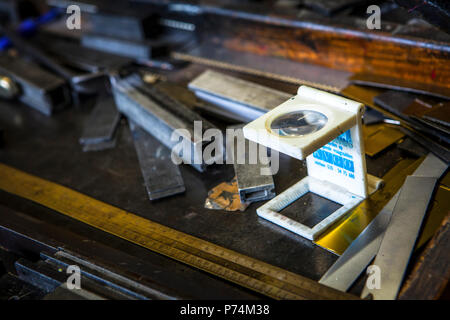 Buchdruck, Tinte und andere Vintage-Geräte in einem alten Druckerladen. Stockfoto