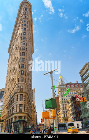 New York, USA - 05. September 2017: Flatiron Building an der 5th Avenue in der Nähe von Madison Square Park. Stadtansichten von New York. Straße, Menschen und Touristen auf Stockfoto