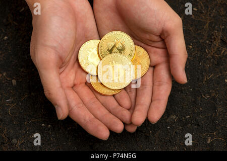 Im Herzen Bitcoin geformte Hand, elektronische virtuelles Geld für Internet Banking und das internationale Netzwerk der Zahlung. Stockfoto