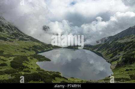 Die großen polnischen Teich im Tal der fünf polnischen Seen, Tatra, Polen. Stockfoto