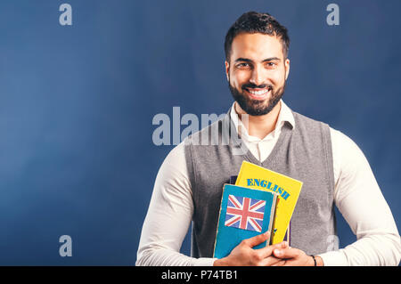 Östlichen bärtigen Mann mit englischen Buch, ein erfolgreiches Sprachenlernen Konzept, Studio isolierte Hintergrund Stockfoto