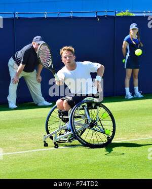 Alfie Hewett (GB) spielen in einer Demonstration Rollstuhl Tennis Spiel während der Natur Tal International, Eastbourne, 29. Juni 2018 Stockfoto